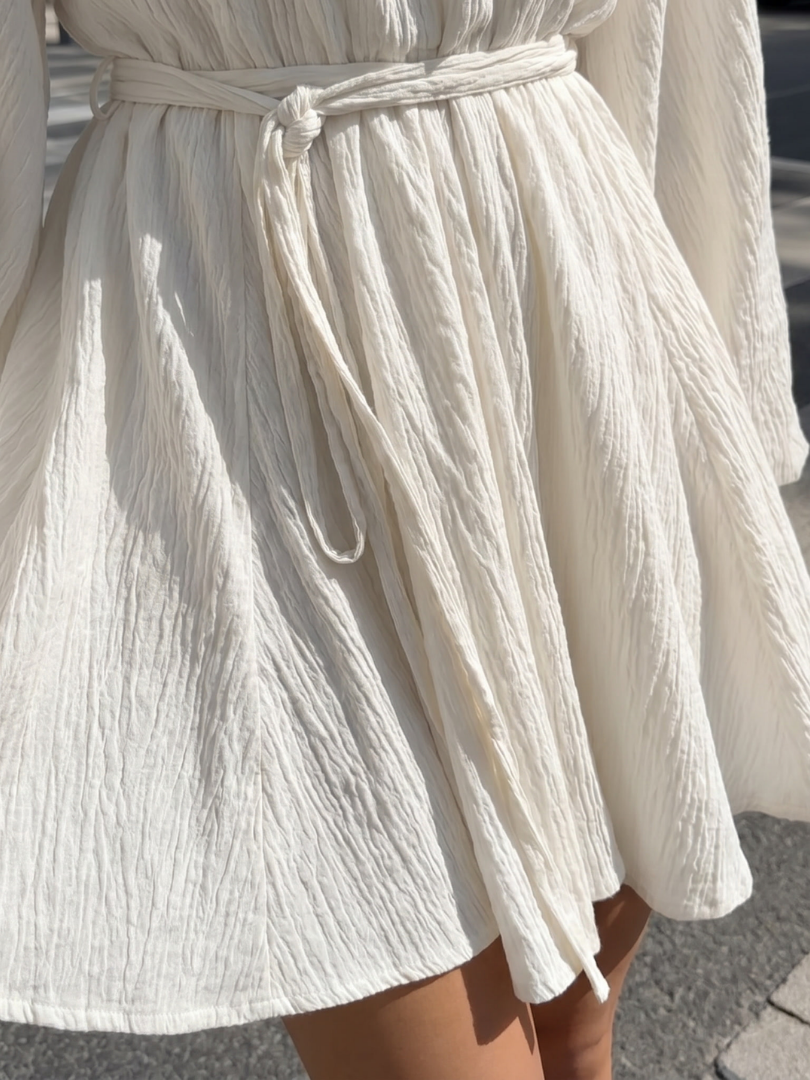 Azula | Robe Mini à Manches Longues et Col V avec Jupe Évasée