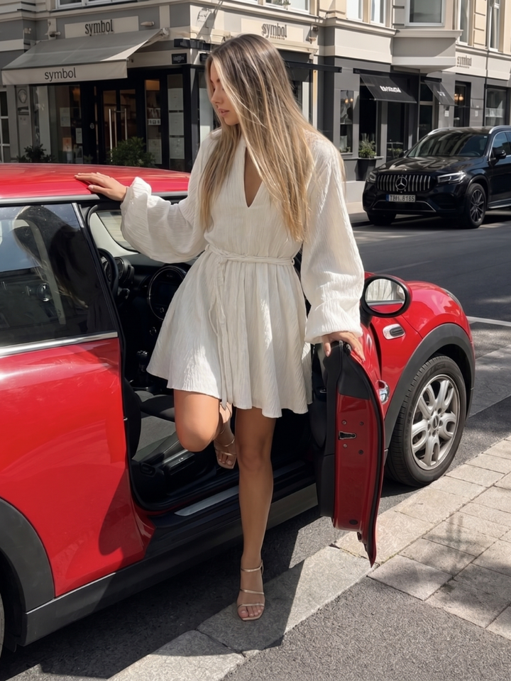 Azula | Robe Mini à Manches Longues et Col V avec Jupe Évasée