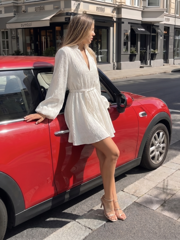 Azula | Robe Mini à Manches Longues et Col V avec Jupe Évasée