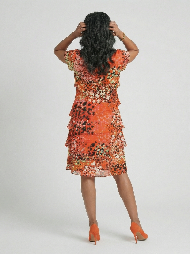 Evania | Robe à Niveaux Longueur Genou à Motifs Éparpillés