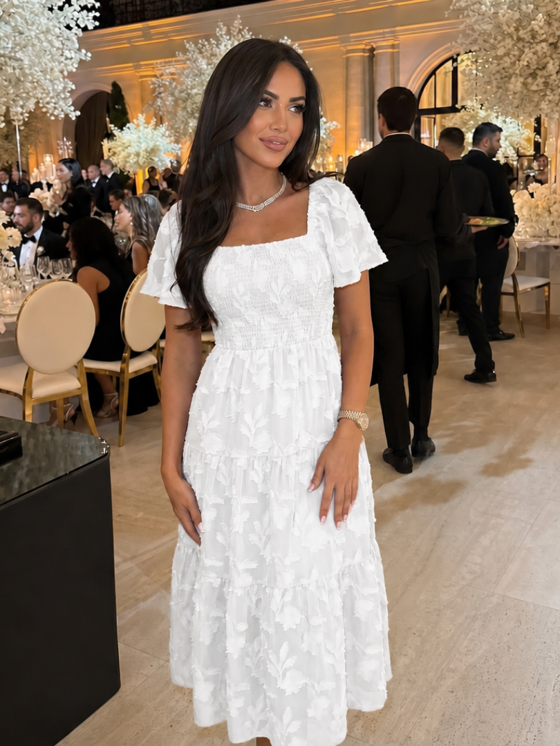 Elaria | Robe midi à manches courtes avec détails floraux texturés