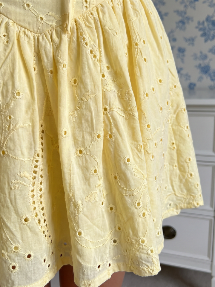 Wigen | Robe Mini à Détails en Oeillet et Manches Bouffantes Courtes