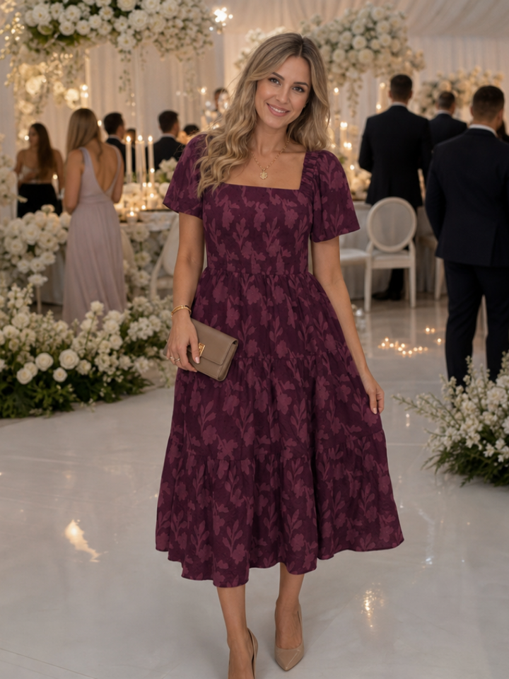 Elaria | Robe midi à manches courtes avec détails floraux texturés