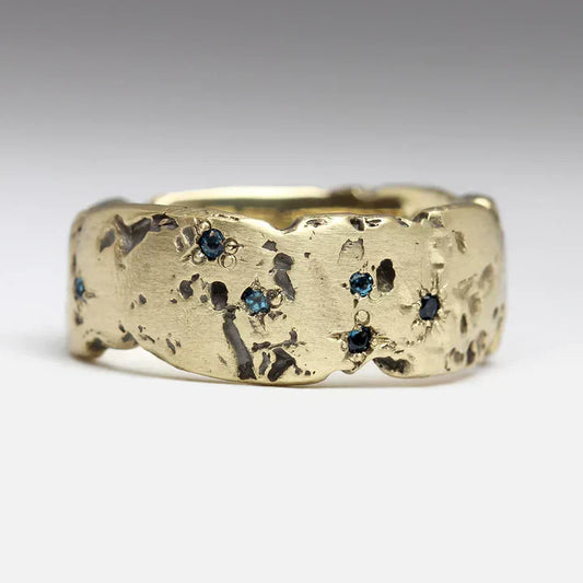 Bague vintage dorée martelée avec cristal en intarsia bleu