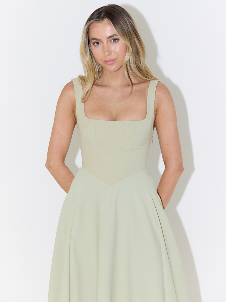 Grace | Robe midi fluide à décolleté carré