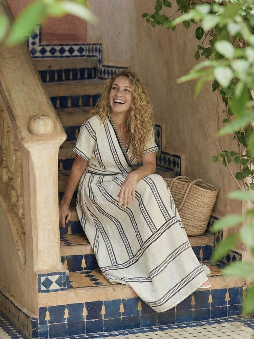 Thalassa | Robe midi à manches courtes en V avec taille enroulée