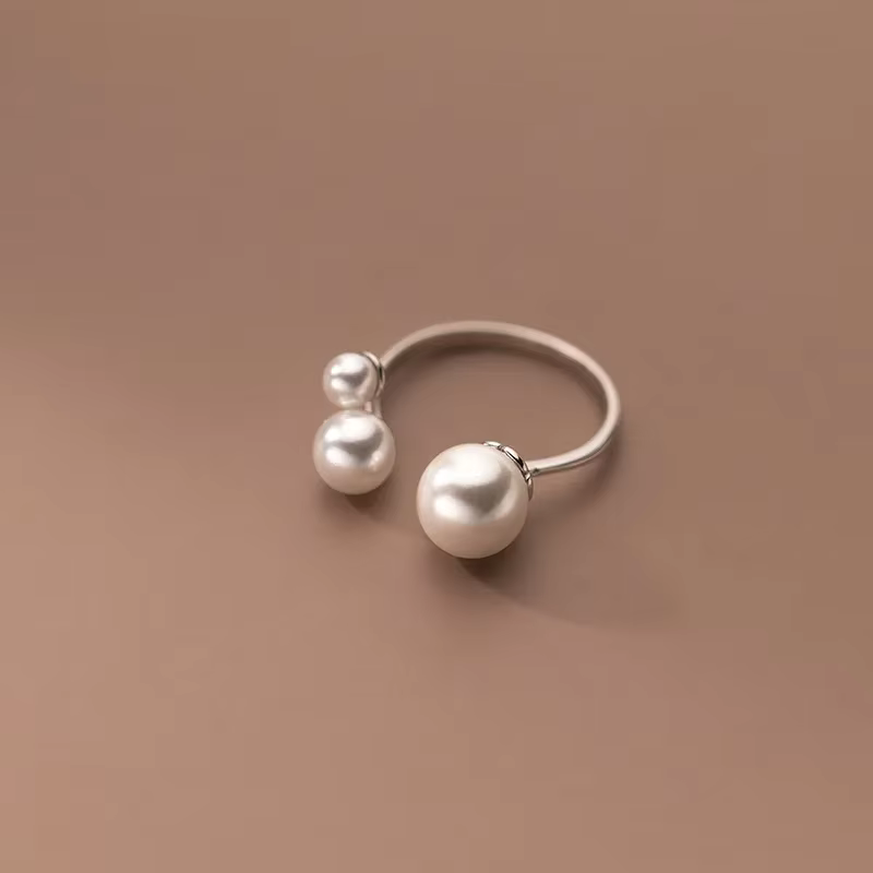 Bague ajustable en perles d'eau douce triple